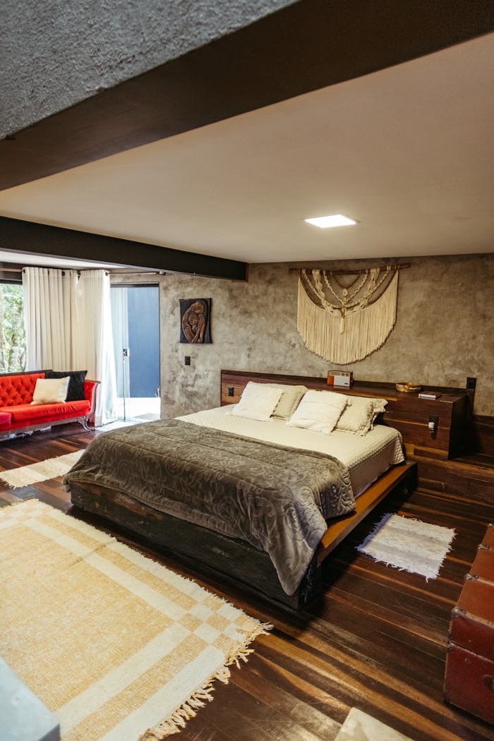 Crafting Captivating Headlines: Your awesome post title goes here Spacious bedroom with rustic decor in Santa Teresa, Brazil.
